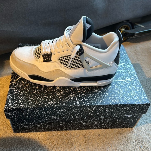 Jordan 4 - Picture 1 of 3